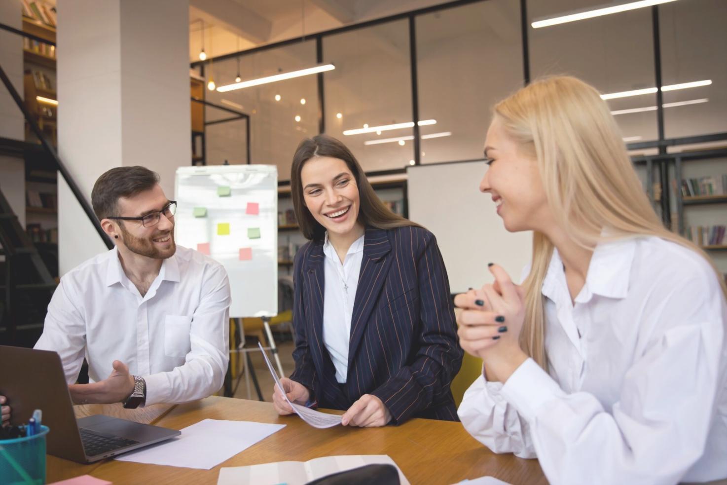 Profesionales analizando datos financieros en sesión de formación corporativa